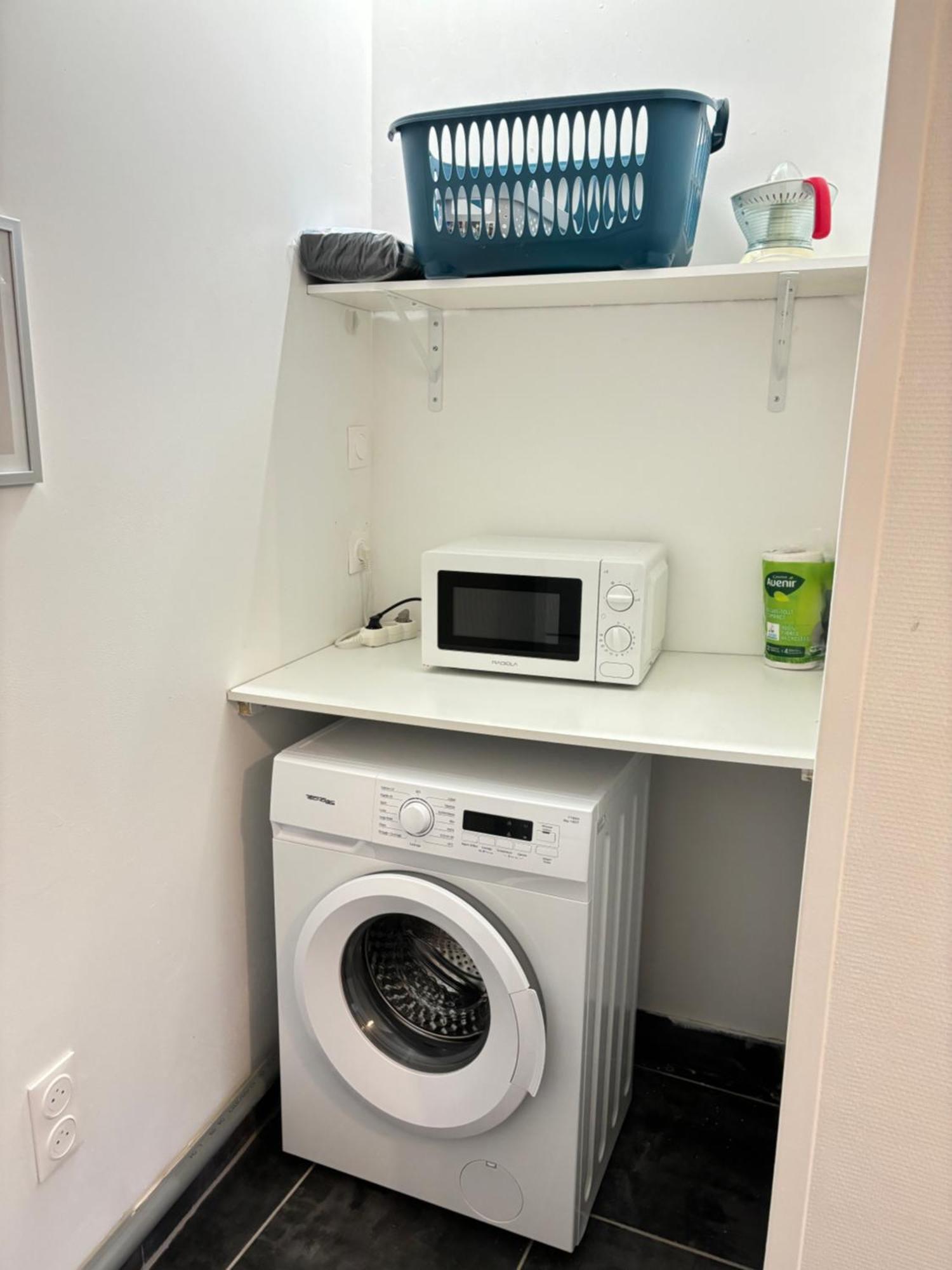 3 Pieces, Climatise, Calme, 100m Du Centre, Parking, 