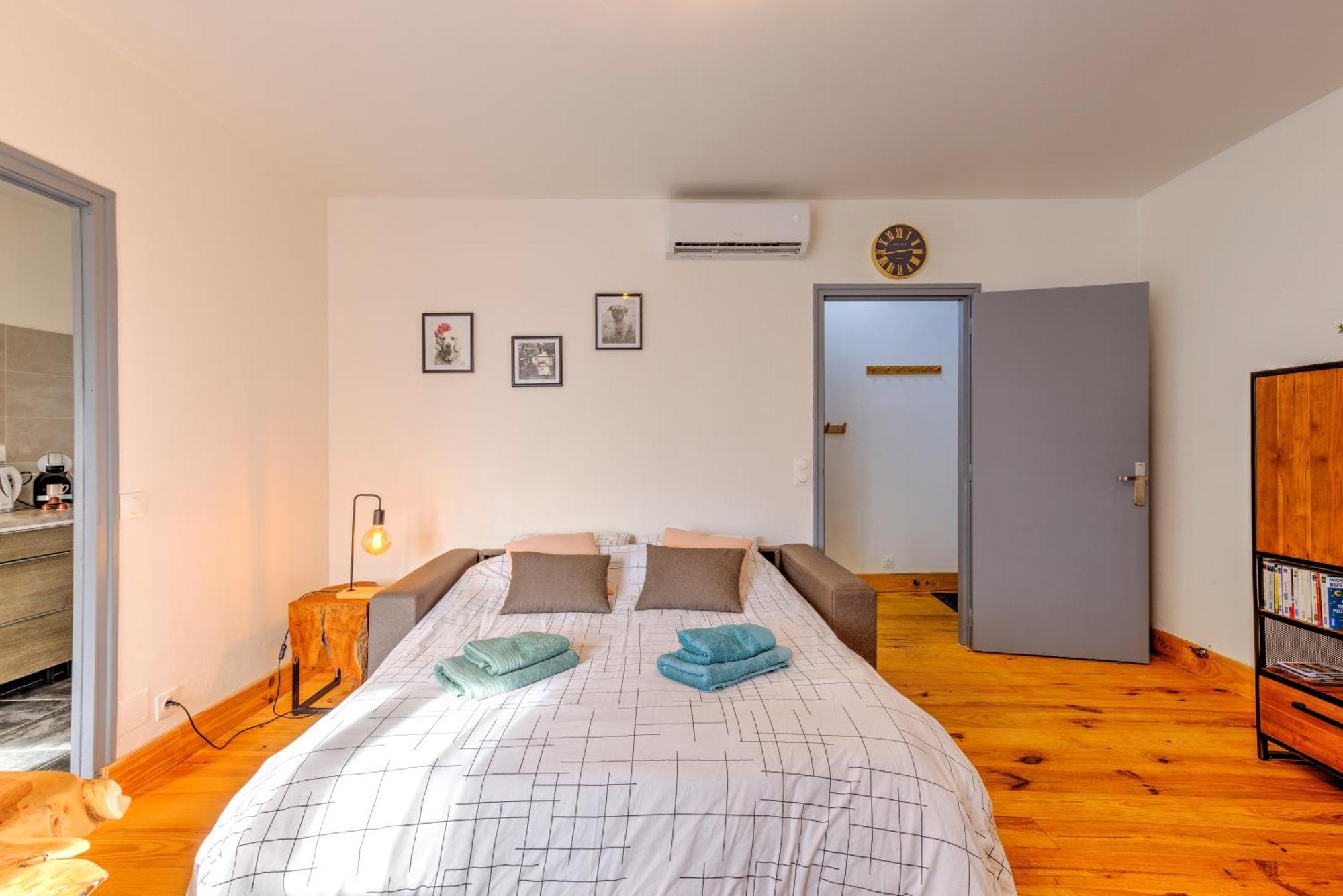 Appartement 3 Pieces, Climatise, Calme, 100m Du Centre, Parking, 