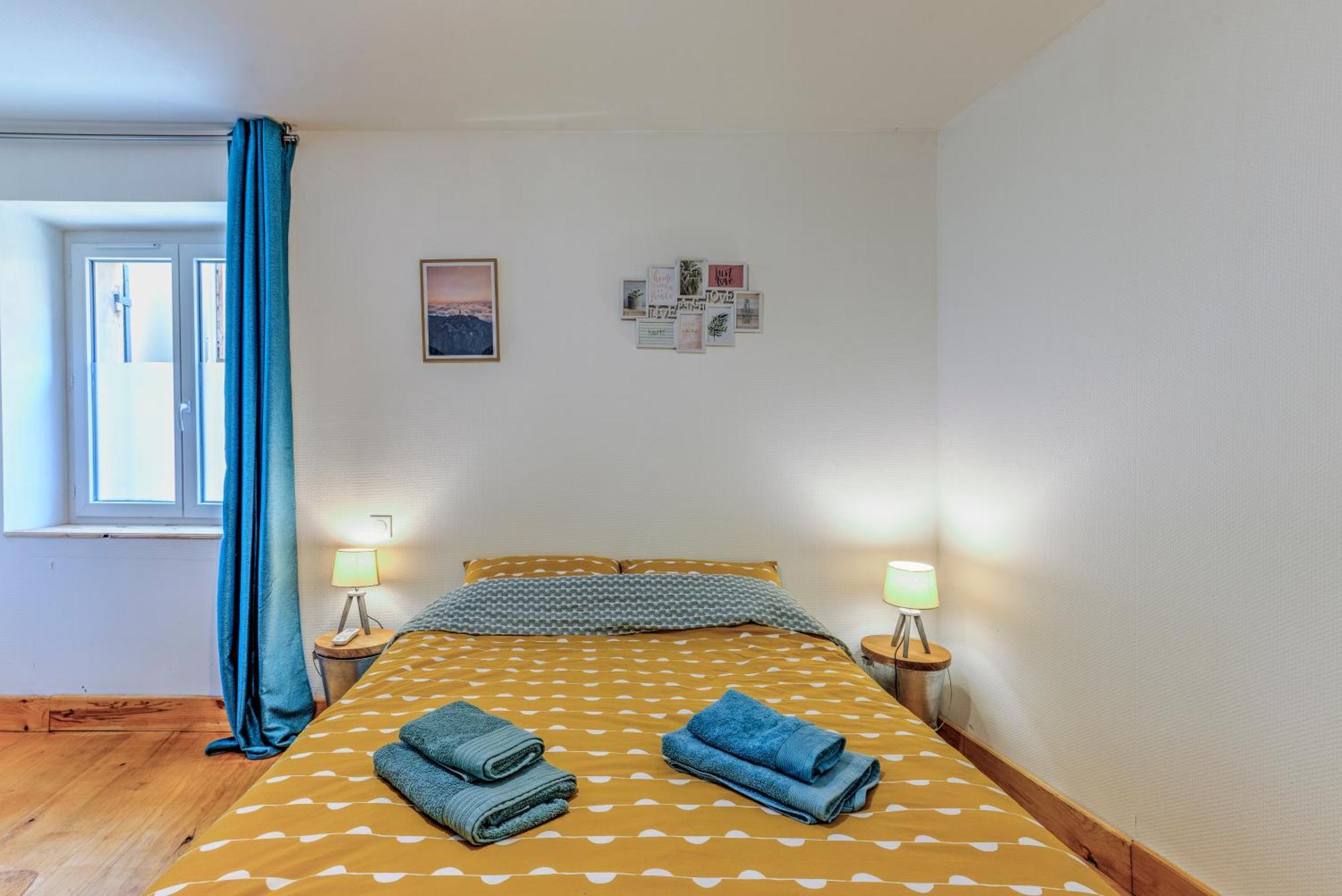 3 Pieces, Climatise, Calme, 100m Du Centre, Parking, 