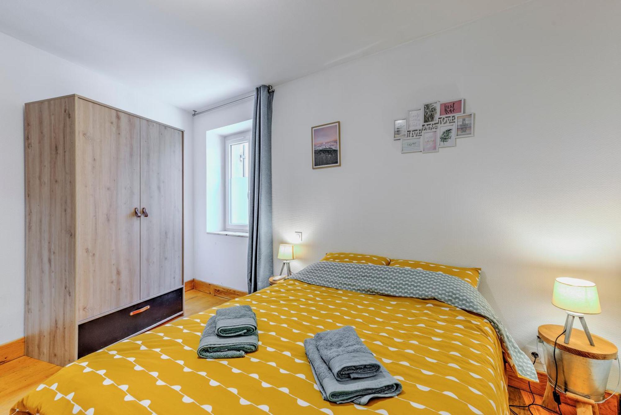 Appartement 3 Pieces, Climatise, Calme, 100m Du Centre, Parking, 