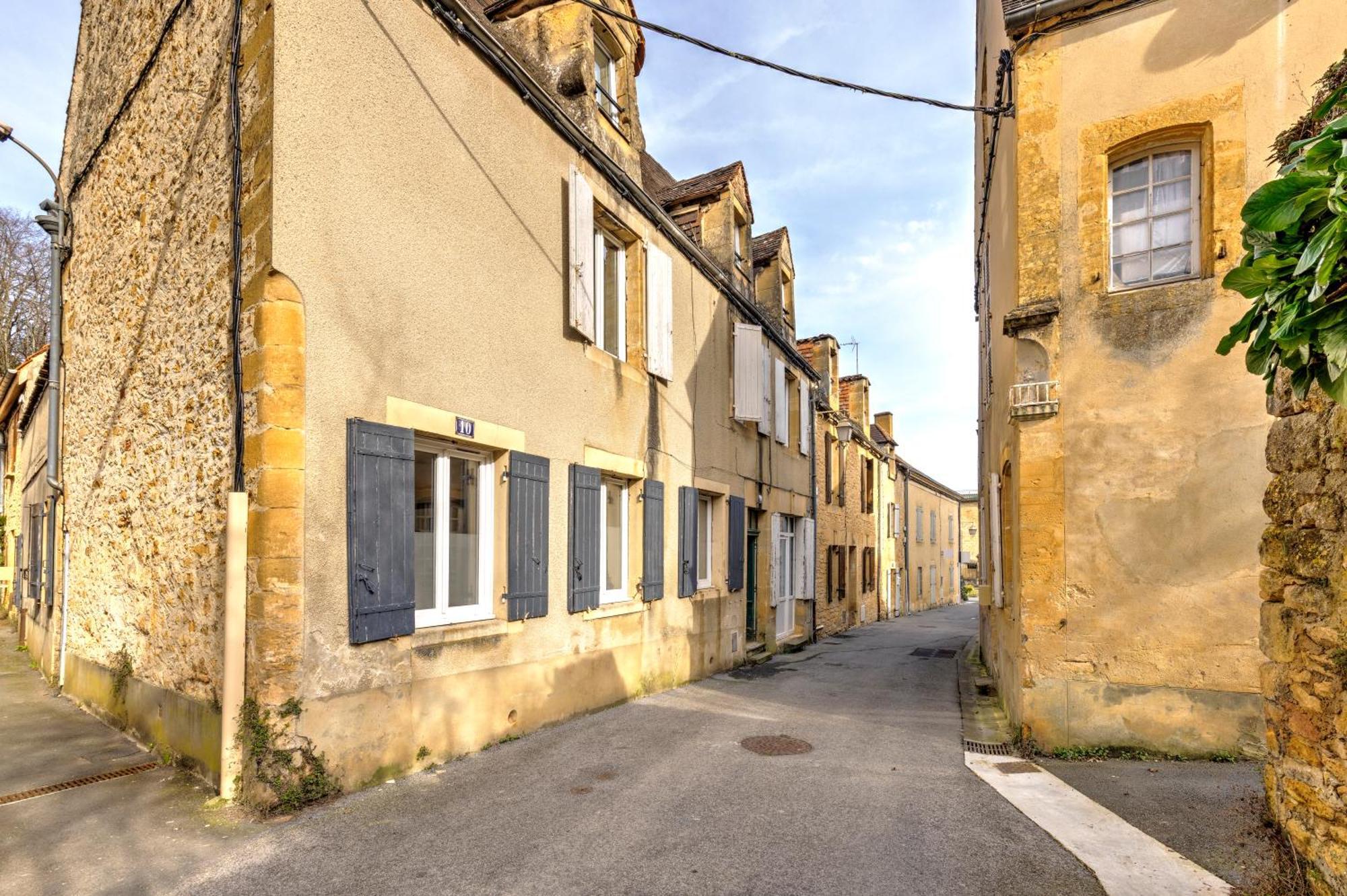 3 Pieces, Climatise, Calme, 100m Du Centre, Parking, 
